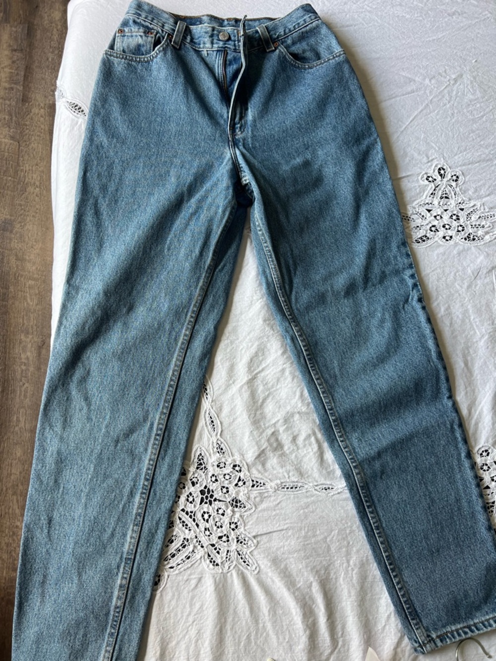 Vintage Levi's Blue Straight Leg Jeans with Tan Patch - Picture 4 of 4
